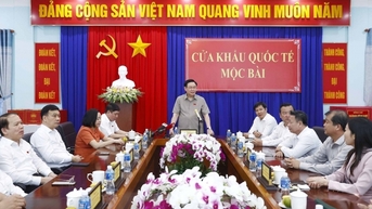 Chủ tịch Quốc hội Vương Đình Huệ thăm, làm việc tại Cửa khẩu quốc tế Mộc Bài