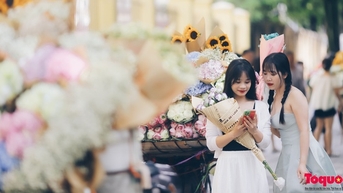 Bất chấp nắng nóng, các "nàng thơ" vẫn nô nức check- in đón thu ở phố Phan Đình Phùng