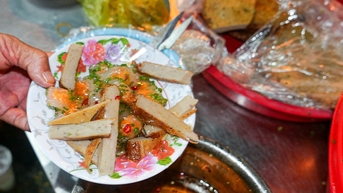 Món bánh tên lạ, giá &amp;amp;apos;rẻ như cho&amp;amp;apos;, khách ăn no nê chưa tới 30.000 đồng