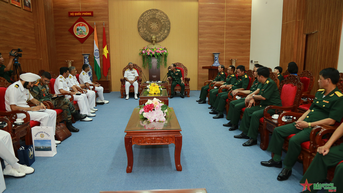 Sĩ quan chỉ huy tàu Hải quân Ấn Độ chào xã giao Bộ tư lệnh Quân khu 5