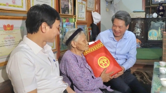 Trưởng ban Nội chính Thành ủy Nguyễn Quang Đức thăm, tặng quà người có công