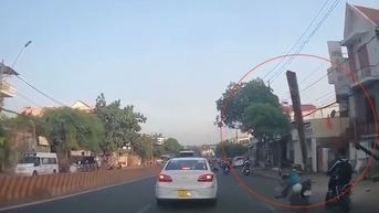 Thanh sắt từ "trên trời" rơi trúng đầu người phụ nữ đang đi xe máy