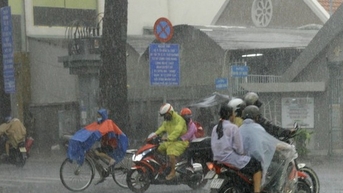 TPHCM lại mưa như trút, giao thông hỗn loạn