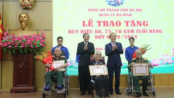 Chủ tịch HĐND TP Nguyễn Ngọc Tuấn trao Huy hiệu Đảng tại quận Ba Đình