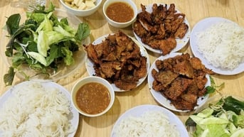 Món bún chả ăn cùng nước chấm lạ miệng ở Nghệ An, khách gọi vài suất vẫn thèm