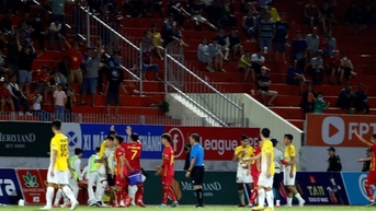 CLB Thanh Hóa mắc kẹt giữa sân Quy Nhơn vì CĐV ném đồ phản đối