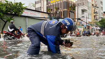 Ngày thứ 3 TP.HCM mưa lớn, hàng loạt tuyến đường lại 'ngập như sông'