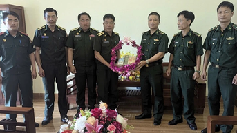 Lực lượng bảo vệ biên giới của nước bạn Lào chúc mừng Quốc khánh Việt Nam