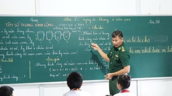 Ấm áp tình thương và lớp học nơi đảo xa của thầy giáo quân hàm xanh
