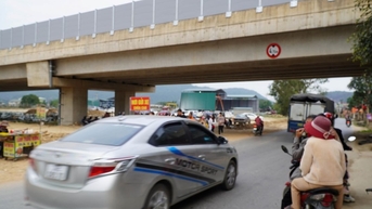 Xã ở Thanh Hóa cho mượn đất làm bãi trông xe giữa đầu đường lên, xuống cao tốc