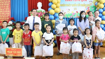 សមមិត្ត Pham Van Hau លេខាអចិន្ត្រៃយ៍គណៈកម្មាធិការបក្សខេត្ត ប្រធានក្រុមប្រឹក្សាប្រជាជនខេត្ត បានអញ្ជើញទៅសួរសុខទុក្ខ និងជូនអំណោយក្នុងឱកាសទិវាកុមារអន្តរជាតិ។
