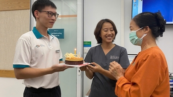Giác mạc mẹ bác sĩ quân y thắp sáng cho người phụ nữ mù lòa