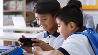 Thành phố đầu tiên tại Trung Quốc cấm học sinh dùng điện thoại
