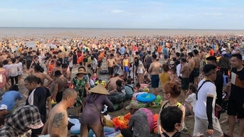 ឆ្នេរ Sam Son, Da Nang មានមនុស្សច្រើនកុះករក្នុងរដូវក្តៅ