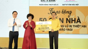 ធនាគារ Bac A បរិច្ចាគផ្ទះចំនួន ៥០ខ្នង ជូនប្រជាពលរដ្ឋនៅតំបន់រងគ្រោះដោយទឹកជំនន់