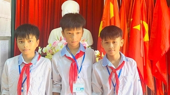 Ba học sinh cấp 2 nhặt được gần 160 triệu đồng, trả lại người đánh rơi