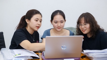 동료를 좋은 친구로 보든 나쁜 친구로 보든?
