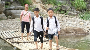 Khát vọng đến trường: Nhìn các em đi học mà thương