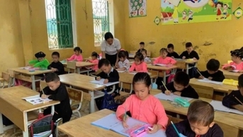 Bộ GD&ĐT đề nghị miễn, giảm học phí cho học sinh vùng bão lũ