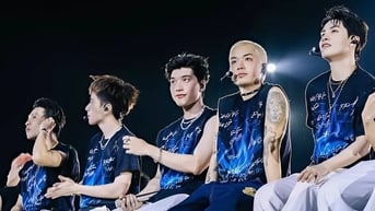 Vận động viên, người cao tuổi catwalk cùng các 'anh trai say hi' trên sân khấu 400m