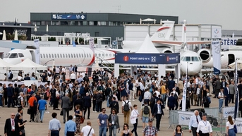 Máy bay đắt hàng tại triển lãm Paris