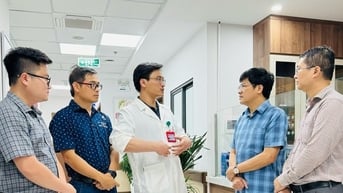Câu lạc bộ Bí thư Đoàn thanh niên ngành Y tế động viên nữ bác sĩ Bệnh viện K bị tai nạn hi hữu