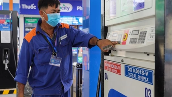 Xăng RON 95 giảm gần 300 đồng/lít