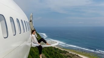 Boeing 737 biến thành dinh thự siêu sang treo trên vách đá