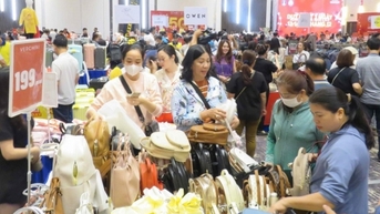 Hàng nghìn người "săn" hàng hiệu giá rẻ ở thành phố Vũng Tàu