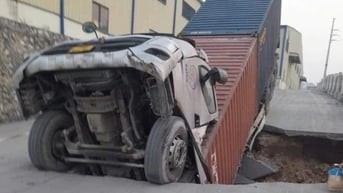 Xe container "gãy cổ" khi sụt xuống hố trong khu công nghiệp