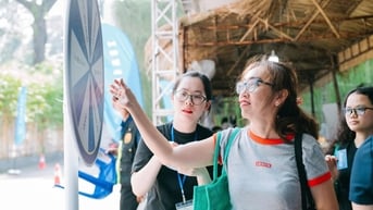 Chen chân đổi rác lấy quà tại Ngày hội Việt Nam Xanh