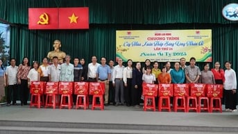 Mang Tết ấm đến người khuyết tật, trẻ mồ côi tại huyện Hóc Môn