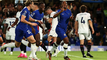 Sterling tri ân Pochettino sau khi ghi cú đúp