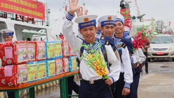 Bộ Tư lệnh Vùng 2 Hải quân tổ chức đưa quà Tết đến nhà giàn DK1 và các lực lượng làm nhiệm vụ trên biển