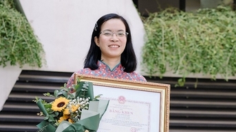Nữ phó giáo sư trẻ nhất ngành Toán quê Bình Định, học thạc sĩ, tiến sĩ chỉ 4 năm