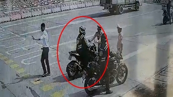 Clip ម៉ូតូ​ធំ​បើក​ឆ្លង​ផ្លូវ​មិន​ប្រយ័ត្ន​បុក​មន្ត្រី​នគរបាល​ចរាចរណ៍​ផ្លូវជាតិ