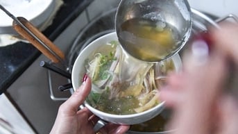 Top 5 quán phở gà ngon ở Hà Nội, giá 160.000 đồng/bát vẫn hút khách thưởng thức