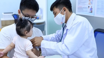 Trẻ mắc bệnh ho gà gia tăng ở Hà Nội, dễ nhầm lẫn với cảm lạnh