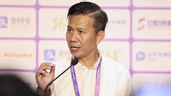 HLV Hoàng Anh Tuấn cáu vì cầu thủ nhận thẻ vàng