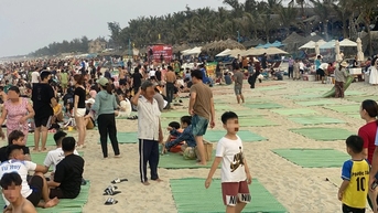 Hội An cần dẹp nạn trải chiếu ăn nhậu trên bãi biển