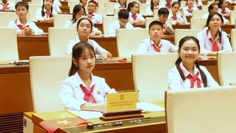 Bộ trưởng GD&ĐT hỏi học sinh về việc loại bỏ bạo lực học đường