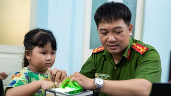 Người dân TPHCM gác việc, đưa trẻ nhỏ đi làm căn cước