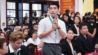 HIEUTHUHAI gây chú ý khi xuất hiện cùng dàn "Anh trai say hi" tại Hà Nội