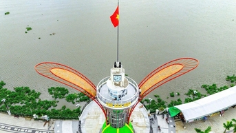 ប្លែក​ភ្នែក​ជាមួយ​និមិត្តសញ្ញា​ផ្កា​ផ្កា​ប្រេង​តម្លៃ ១០ ពាន់​លាន​ដុង ដែល​មាន​ទីតាំង​តាម​ដង​ទន្លេ Saigon