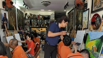 Độc đáo lớp vẽ không lời của những người khiếm thính ở TPHCM