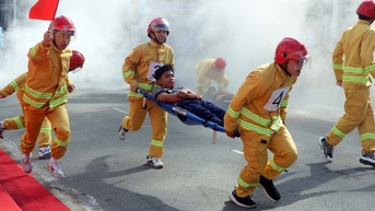 សិស្សរាប់រយនាក់នៅទីក្រុងហូជីមិញ ប្រកួតប្រជែងជំនាញបង្ការ និងពន្លត់អគ្គីភ័យ