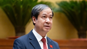 Bộ trưởng Nguyễn Kim Sơn trình Quốc hội loạt chính sách mới về lương, tuổi nghỉ hưu của nhà giáo
