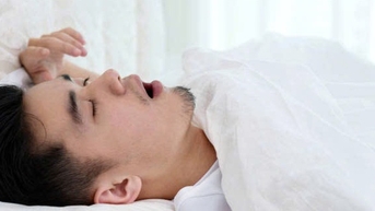 노인들은 잠을 자다가 이런 증상이 나타나며 고혈압에 주의하세요.