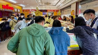 Nhộn nhịp đi mua vàng trước ngày vía Thần Tài