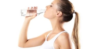 Phát hiện mới về lượng nước nên uống mỗi ngày để tránh đột quỵ
